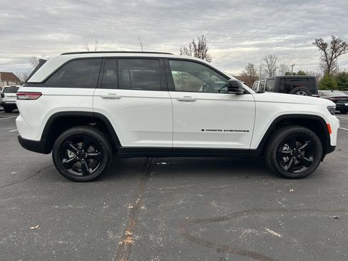 New 2025 Jeep Grand Cherokee Altitude image 8