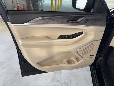 Used 2022 Jeep Grand Cherokee L Limited image 19