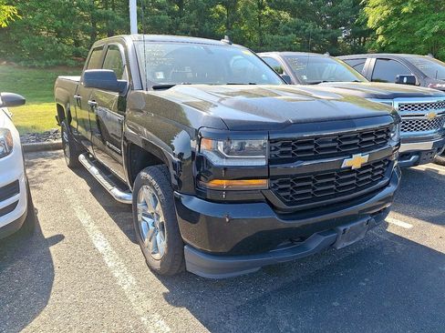 Used 2017 Chevrolet Silverado 1500 Custom w/ Custom Convenience Package AWD/4WD image 3