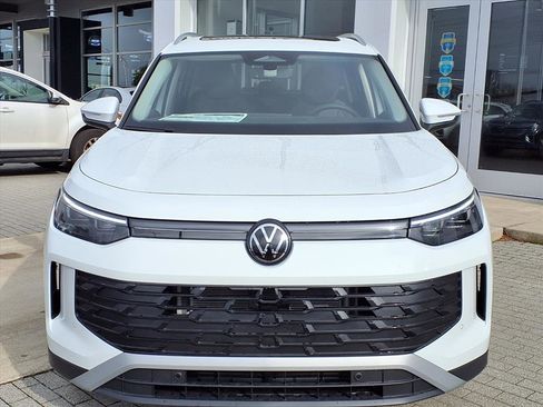 New 2026 Volkswagen Tiguan SE image 2