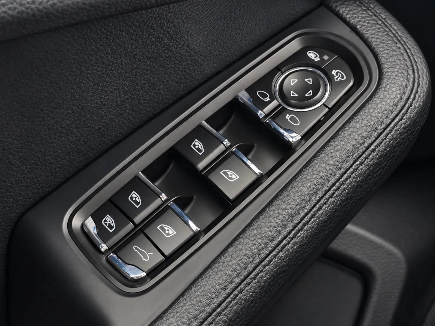 Used 2017 Porsche Macan AWD/4WD image 44