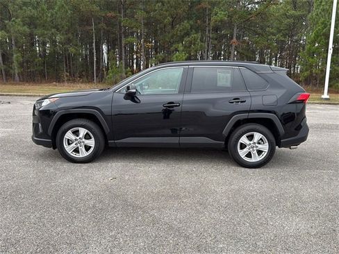 Used 2021 Toyota RAV4 XLE image 2