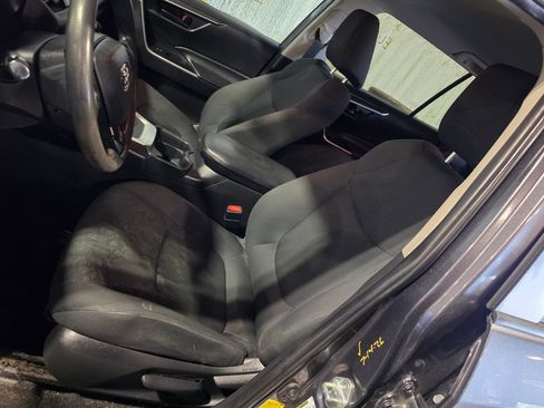 Used 2021 Toyota RAV4 LE AWD/4WD image 6