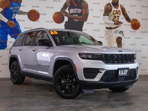 Used 2025 Jeep Grand Cherokee Altitude AWD/4WD image 2