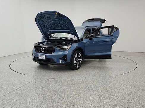 Used 2024 Volvo XC40 B5 Plus w/ Protection Package Premier AWD/4WD image 9