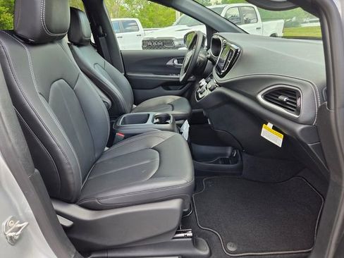 New 2026 Chrysler Pacifica Select image 14