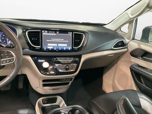 Used 2023 Chrysler Pacifica Touring-L FWD image 11