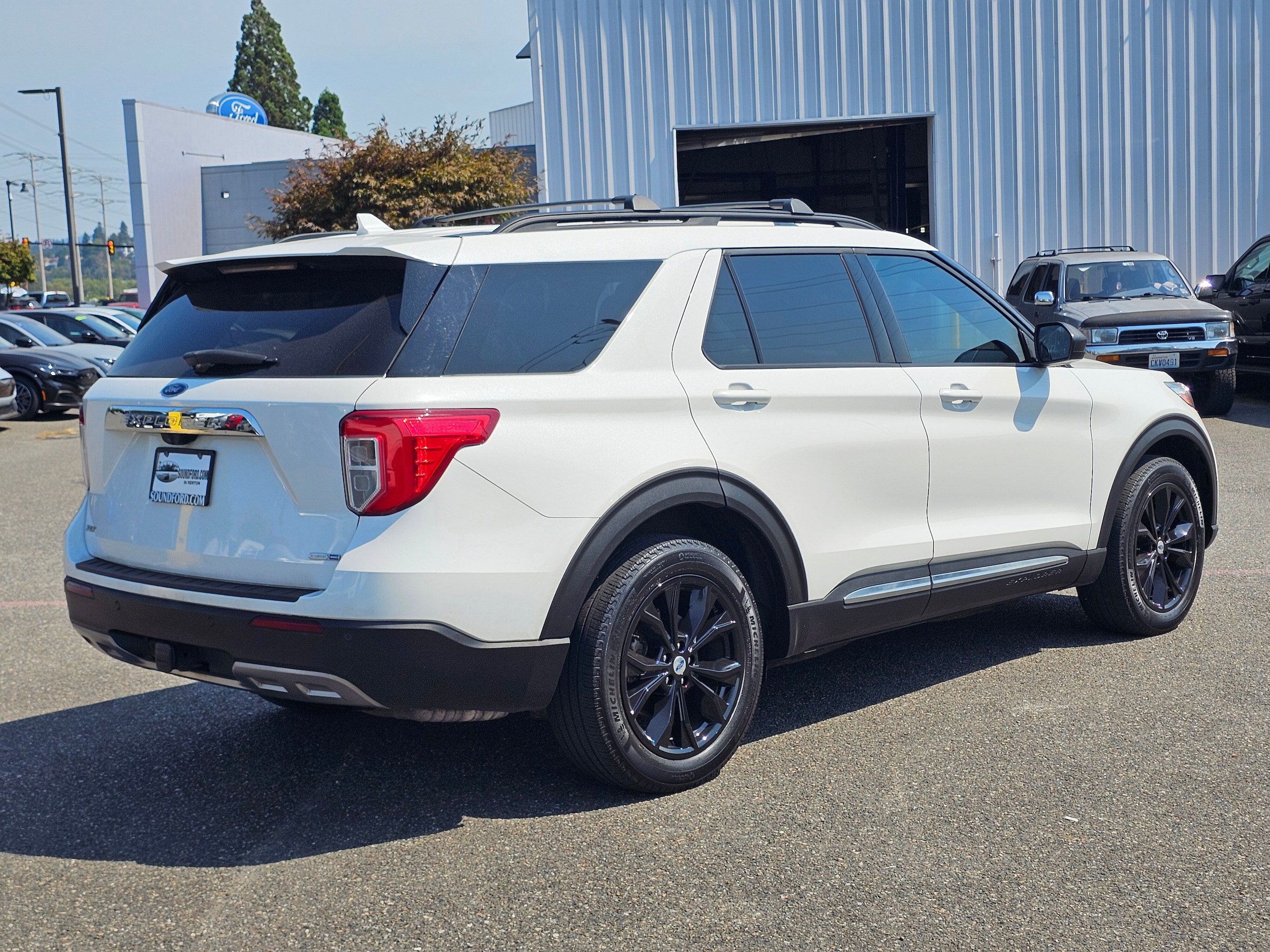 Used 2020 Ford Explorer XLT w/ Equipment Group 202A AWD/4WD image 5