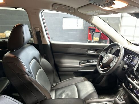 Certified 2024 Nissan Pathfinder SL image 9