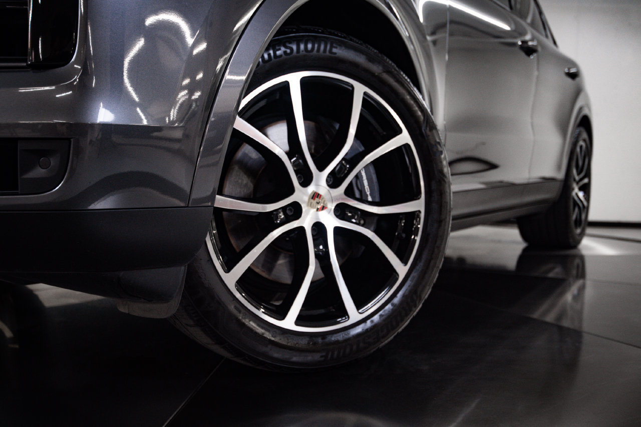 Certified 2024 Porsche Cayenne AWD/4WD image 12
