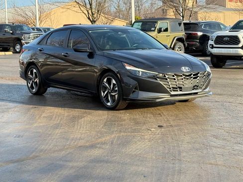 Used 2023 Hyundai Elantra SEL w/ Convenience Package image 3