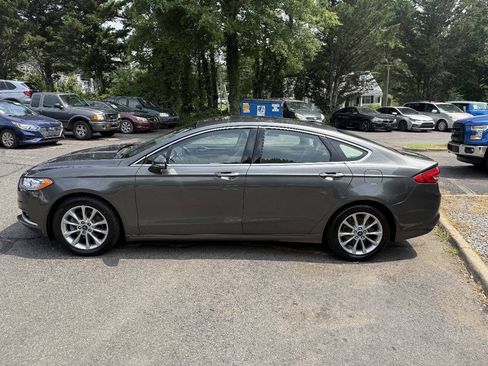 Used 2017 Ford Fusion SE w/ Fusion SE Technology Package FWD image 4