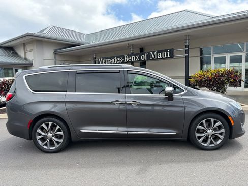 Used 2017 Chrysler Pacifica Limited FWD image 2
