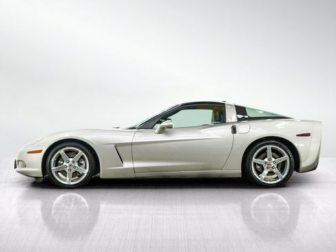 Used 2005 Chevrolet Corvette Coupe w/ Preferred Equipment Group RWD image 2
