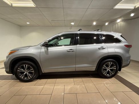 Used 2016 Toyota Highlander XLE AWD/4WD image 2