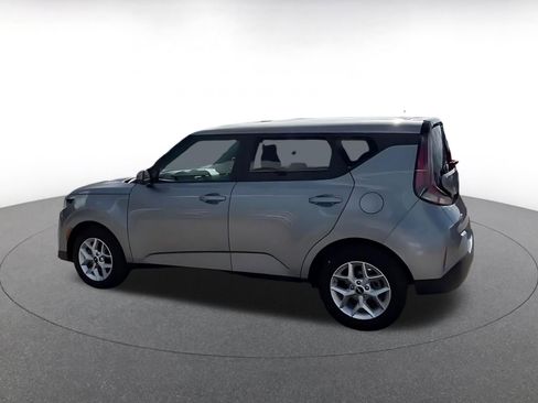 Used 2025 Kia Soul LX w/ LX Technology Package FWD image 8
