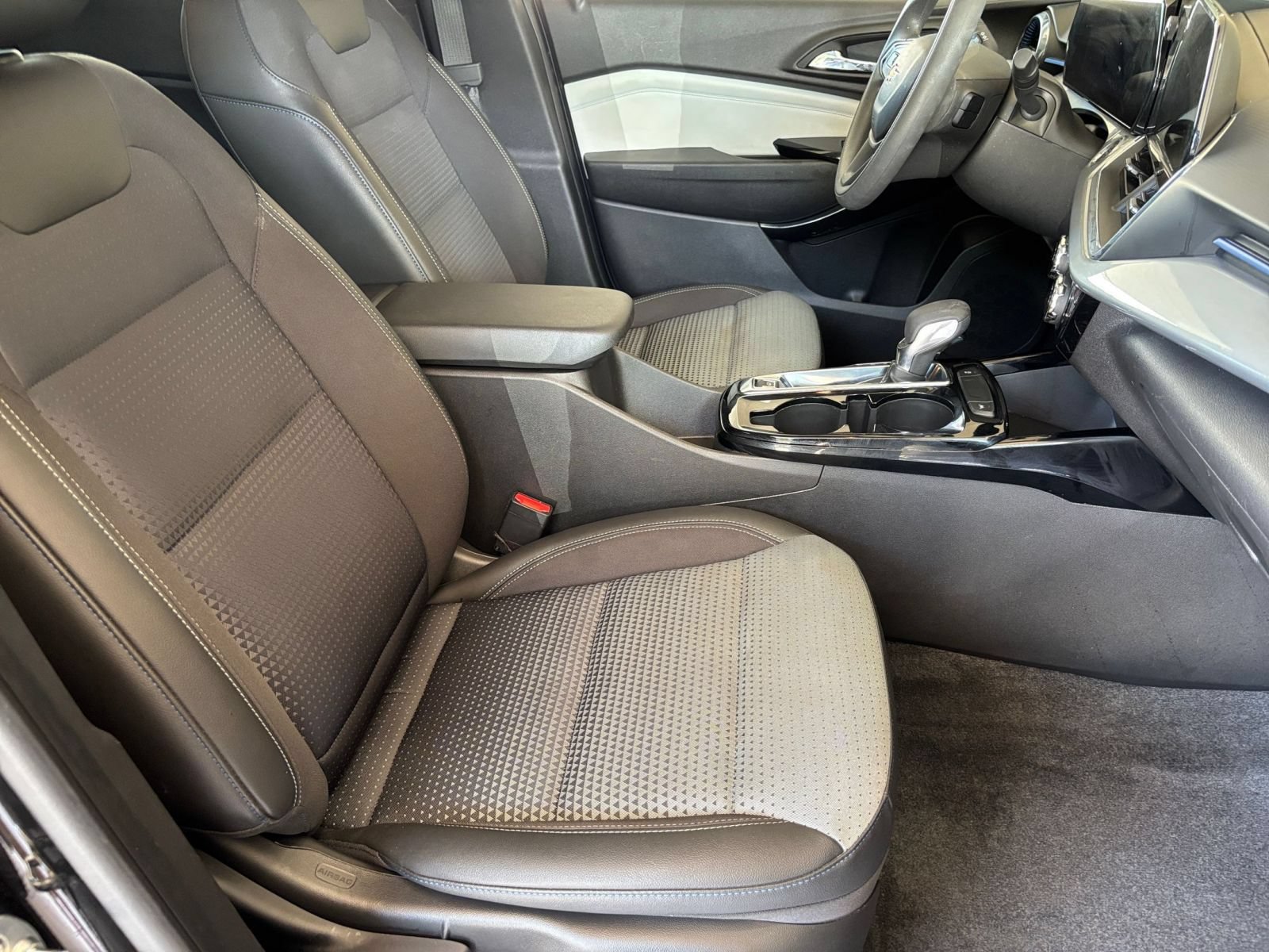 Used 2025 Chevrolet Trax LT FWD image 33