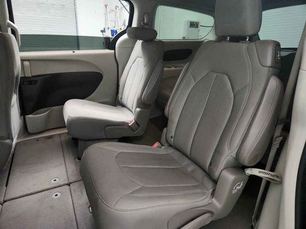 Used 2020 Chrysler Pacifica Touring FWD image 23