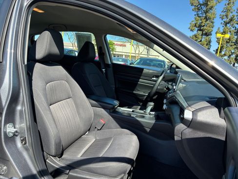 Used 2025 Nissan Altima 2.5 SV image 36