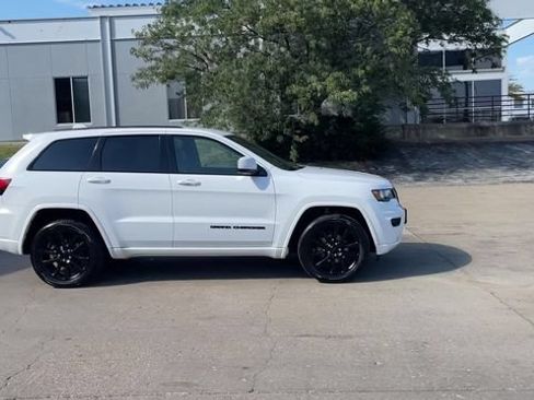 Used 2018 Jeep Grand Cherokee Altitude AWD/4WD image 9