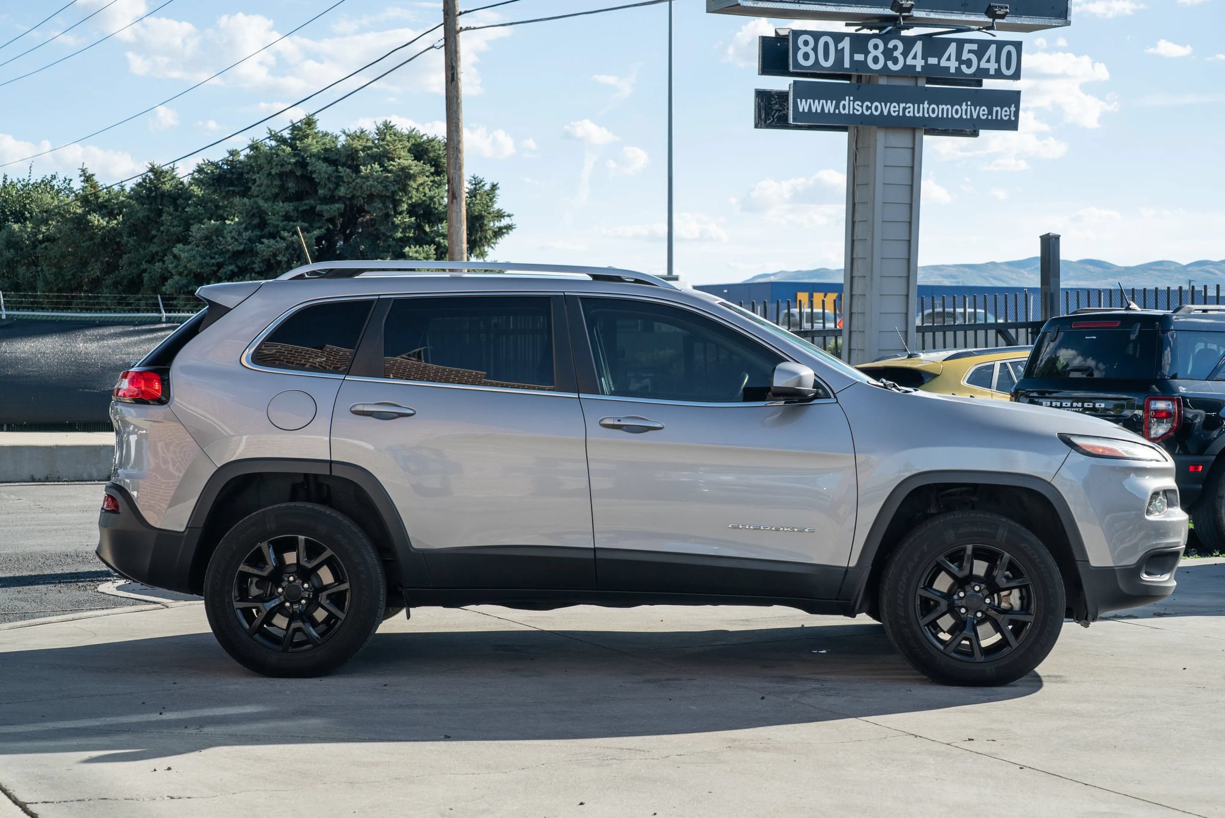 Used 2018 Jeep Cherokee Latitude Plus w/ Comfort/Convenience Group AWD/4WD image 9