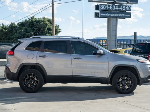 Used 2018 Jeep Cherokee Latitude Plus w/ Comfort/Convenience Group AWD/4WD image 9