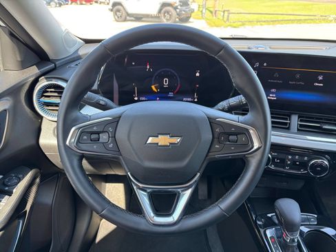 Used 2025 Chevrolet Trax LT w/ LT Convenience Package FWD image 26
