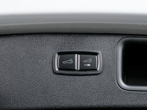 Certified 2026 Porsche Macan Turbo AWD/4WD image 32