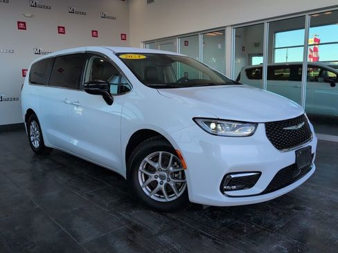 Used 2024 Chrysler Pacifica Touring-L image 2