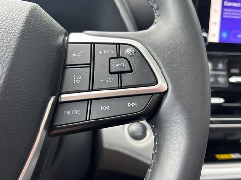 Used 2024 Toyota Highlander XLE AWD/4WD image 17