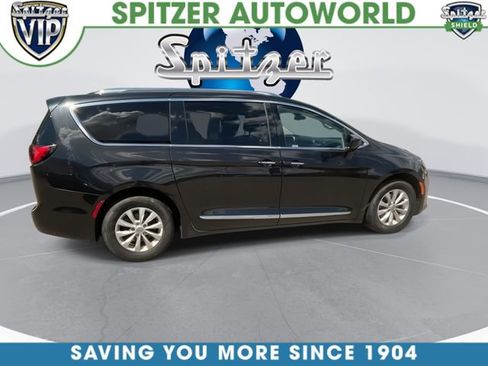 Used 2018 Chrysler Pacifica Touring-L FWD image 4