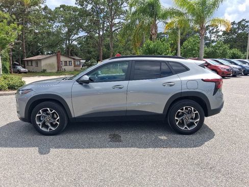 Used 2025 Chevrolet Trax LT w/ LT Convenience Package FWD image 8