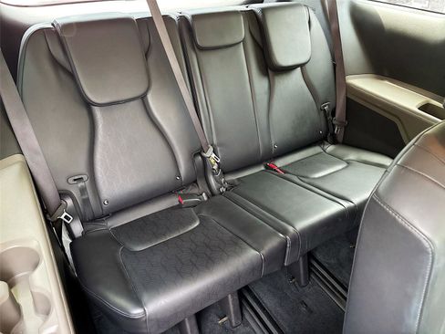 Used 2025 Kia Carnival FWD image 28