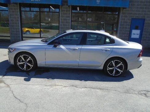 Used 2025 Volvo S60 B5 Core image 8