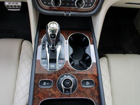 Used 2020 Bentley Bentayga Plug-In Hybrid AWD/4WD image 33