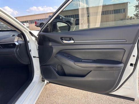 Used 2025 Nissan Altima 2.5 SV image 17