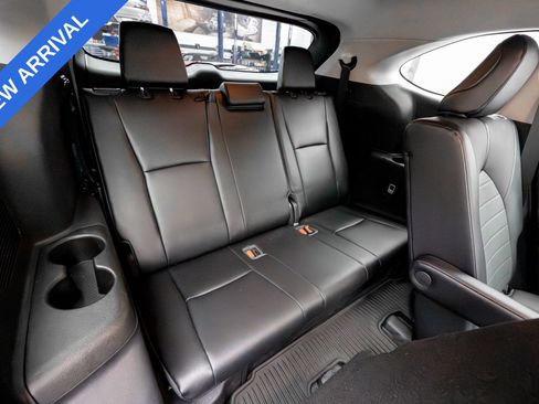 Used 2021 Toyota Highlander XLE AWD/4WD image 16