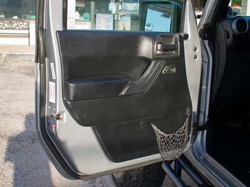 Used 2014 Jeep Wrangler Unlimited Sahara w/ Max Tow Package image 11