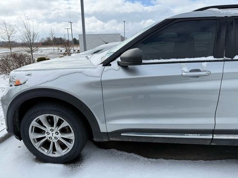 Used 2020 Ford Explorer XLT w/ Equipment Group 202A image 4