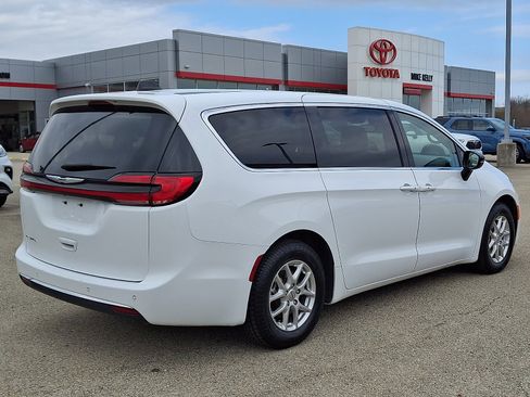 Used 2024 Chrysler Pacifica Touring-L image 6