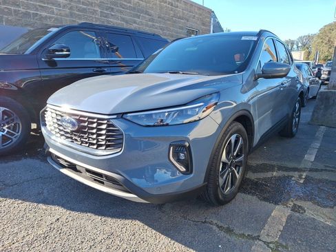 Used 2023 Ford Escape Platinum image 3