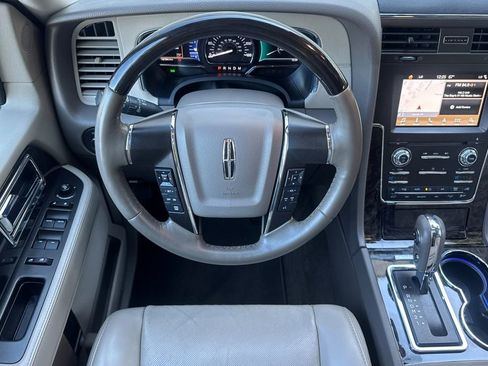 Used 2017 Lincoln Navigator Select image 13