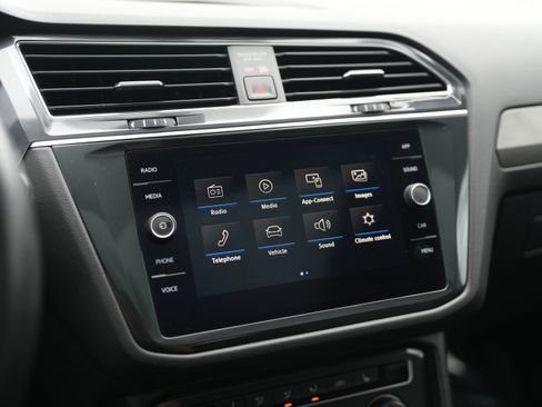 Used 2020 Volkswagen Tiguan SE w/ Panoramic Sunroof Package image 14