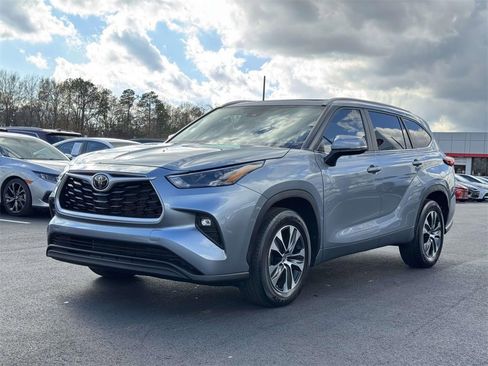 Used 2023 Toyota Highlander XLE image 25