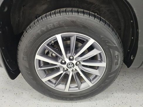 Used 2019 Toyota Highlander XLE AWD/4WD image 7