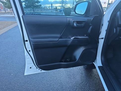 Used 2017 Toyota Tacoma 2WD Double Cab image 11