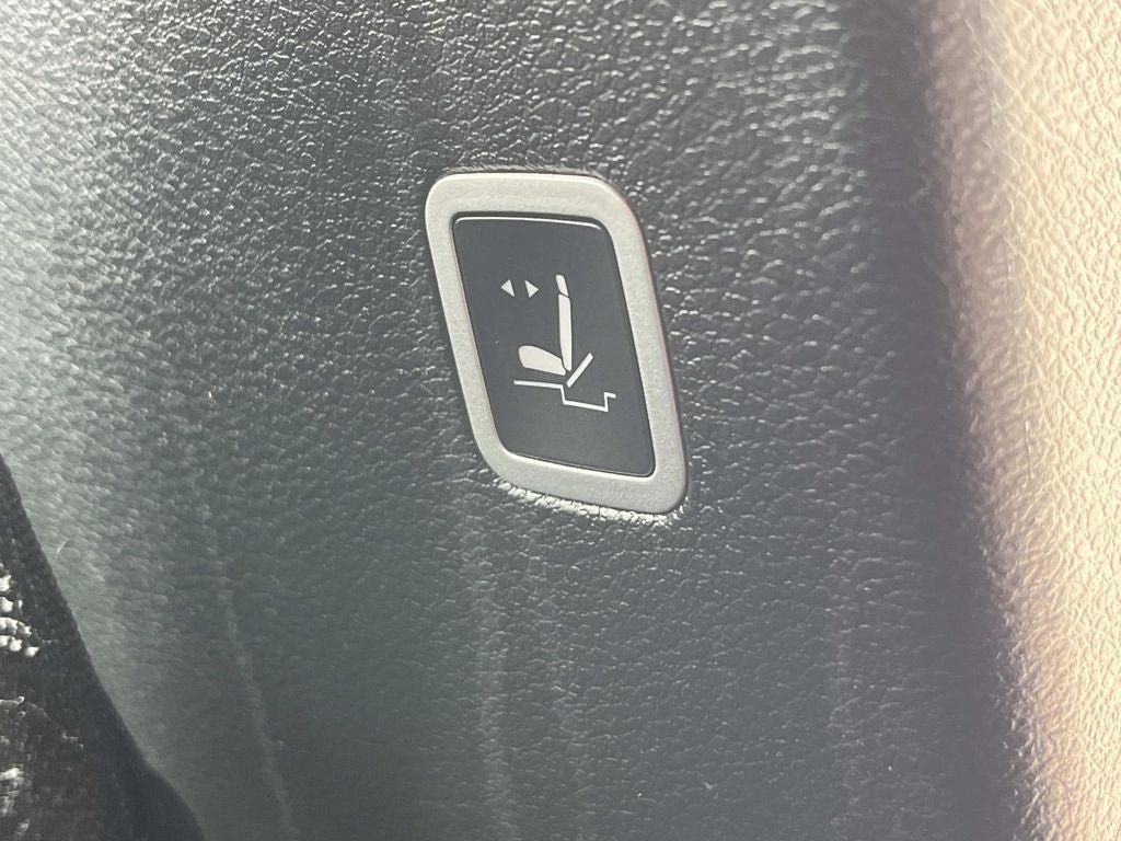 Used 2025 Chrysler Pacifica Limited FWD image 26