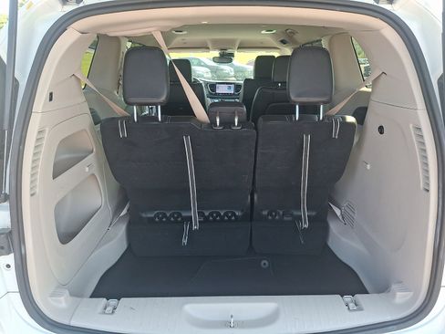 Used 2023 Chrysler Pacifica Touring-L FWD image 27