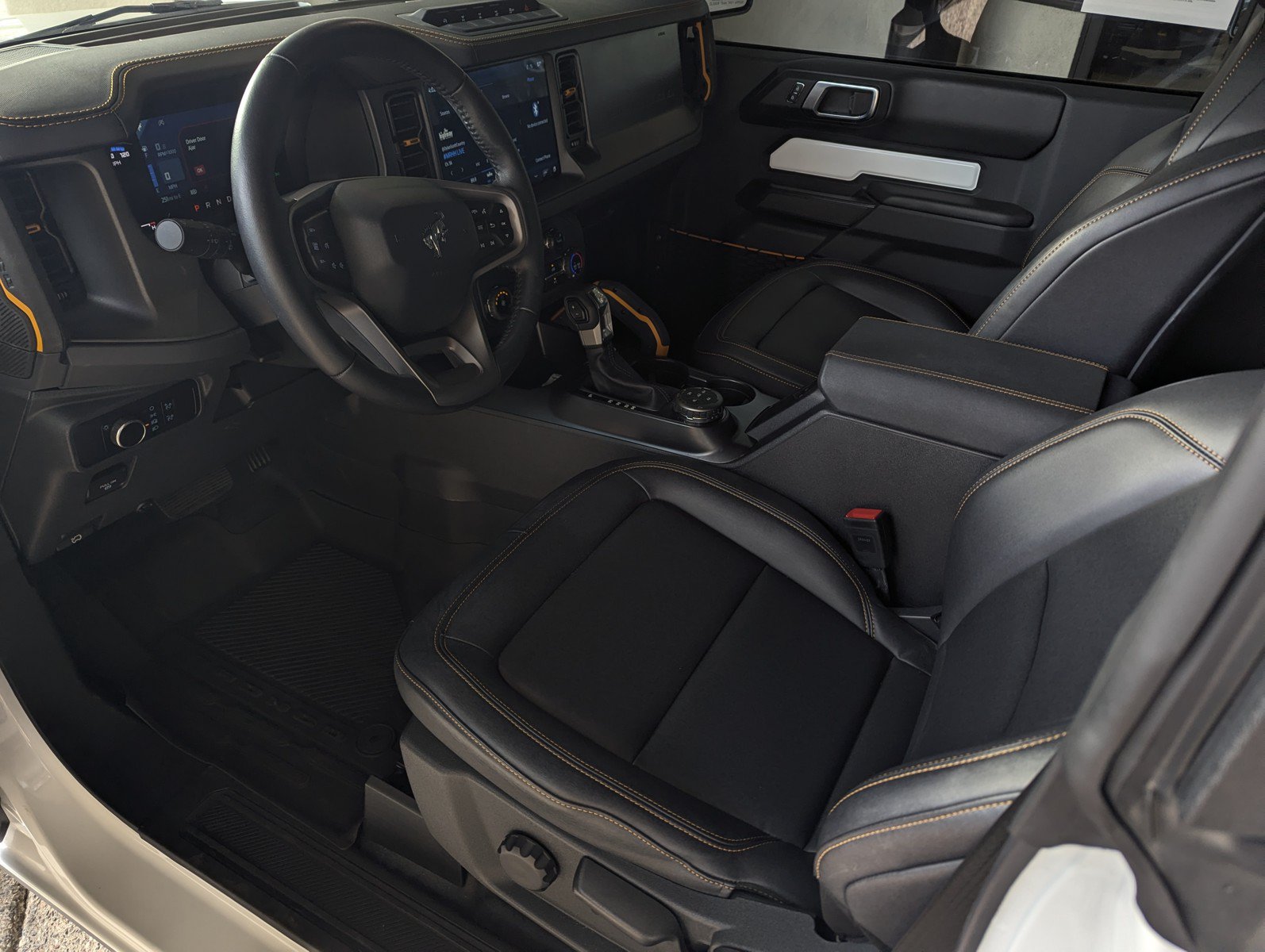 Used 2024 Ford Bronco Badlands w/ Sasquatch Package AWD/4WD image 9