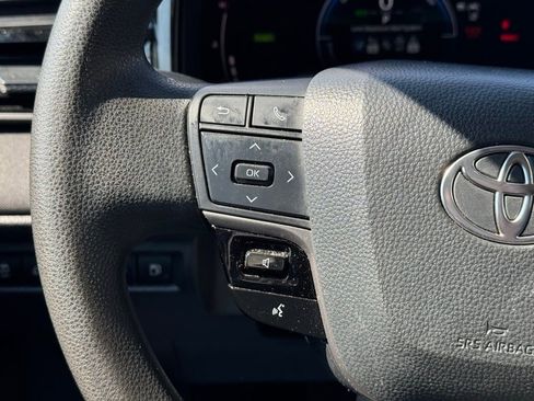 Used 2025 Toyota Camry LE image 31